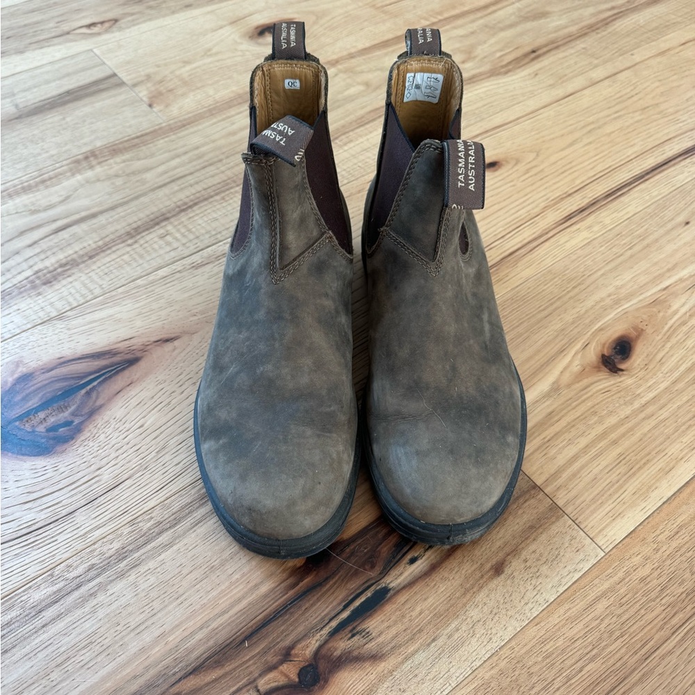 Blundstones men barely worn brown leather boots